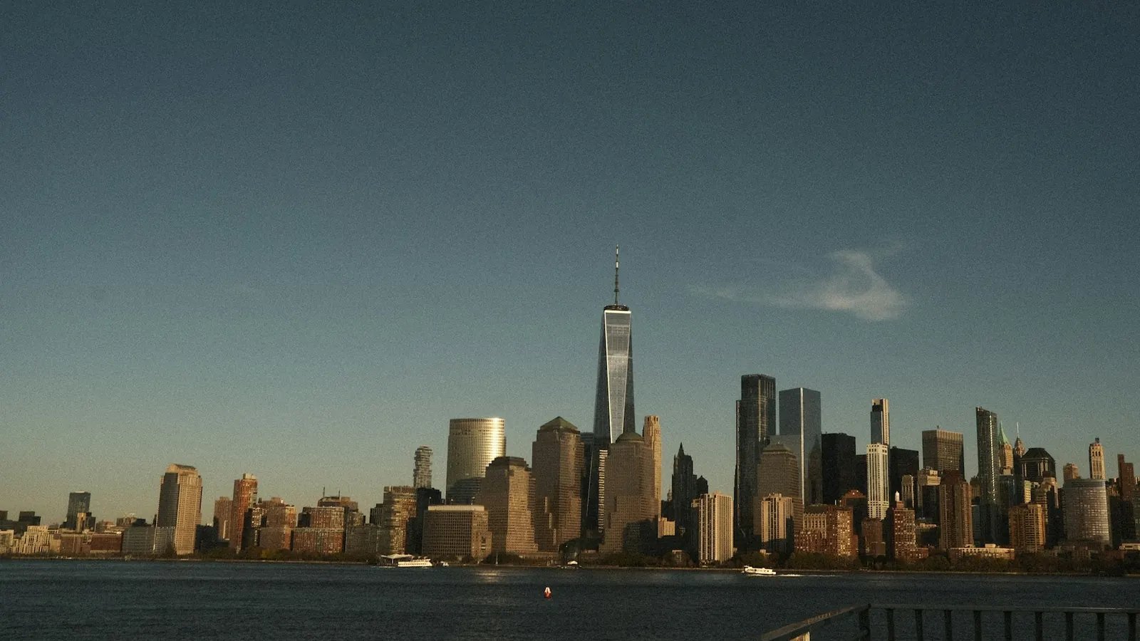 Skyline von Lower Manhattan mit dem One World Trade Center, gesehen über den Hudson River bei Abendlicht