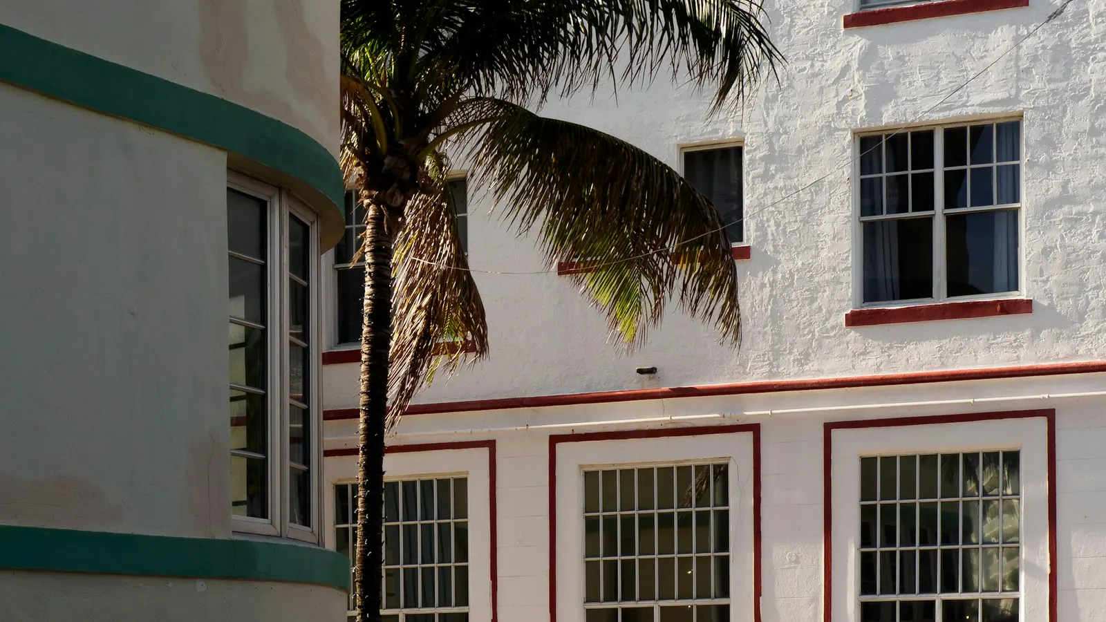 Art-déco-Gebäude mit Palme in Miami Beach, Florida – typische Hotelarchitektur im Süden der USA