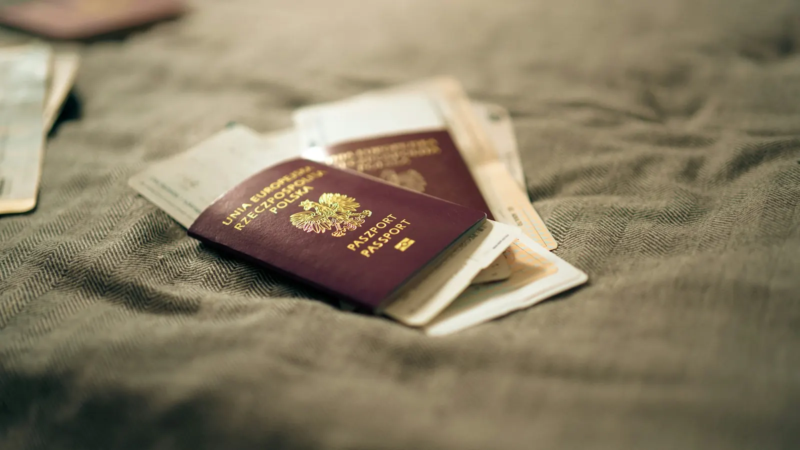 Reisepässe mit Bordkarten liegen auf einem Stoff – Reisedokumente vor dem Abflug, ohne lesbare Daten